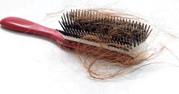 Capelli in crisi? Le cause nascoste della caduta e i consigli per salvarli